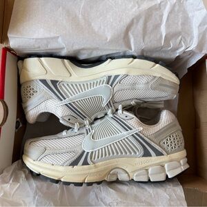 Nike Zoom Vomero 5, Size 7/8.5, Platinum Tint/Photon Dust